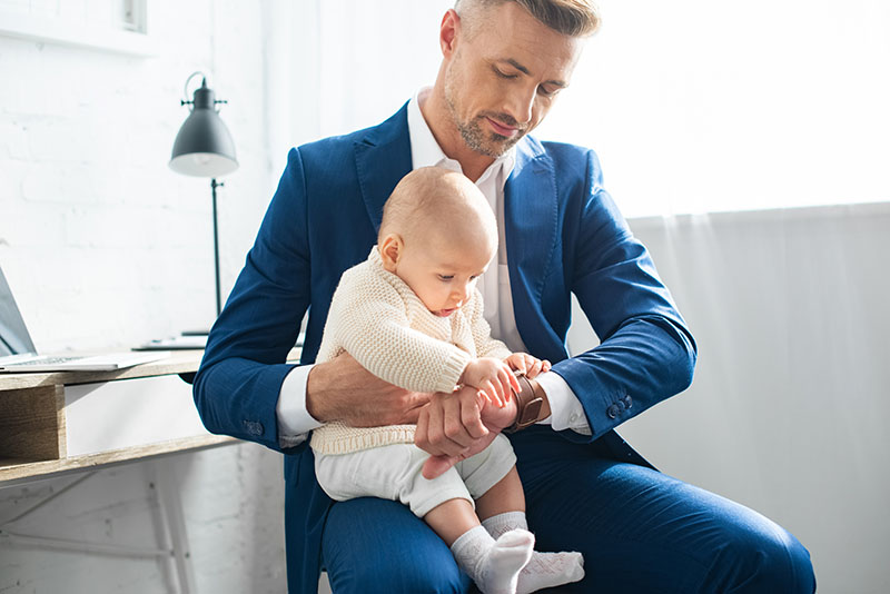 bébé mignon de beau père en costume