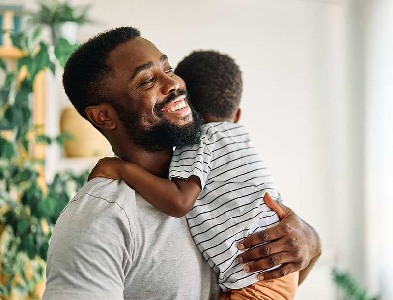 père heureux avec son fils