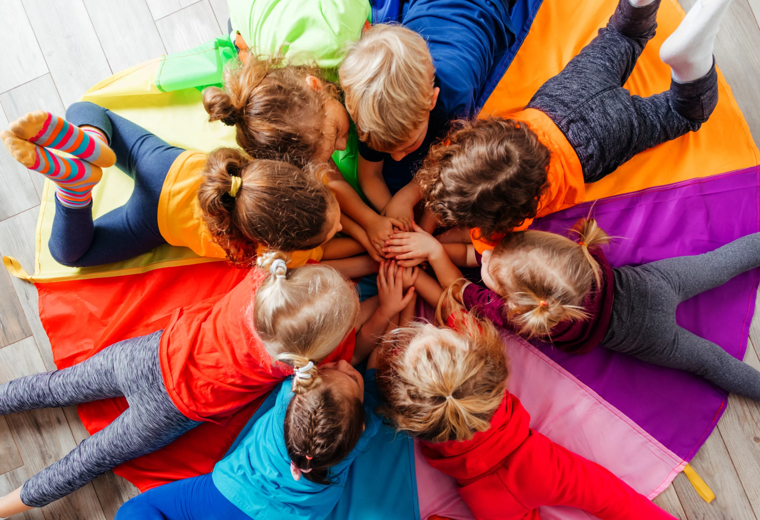 enfants jouent à la crèche